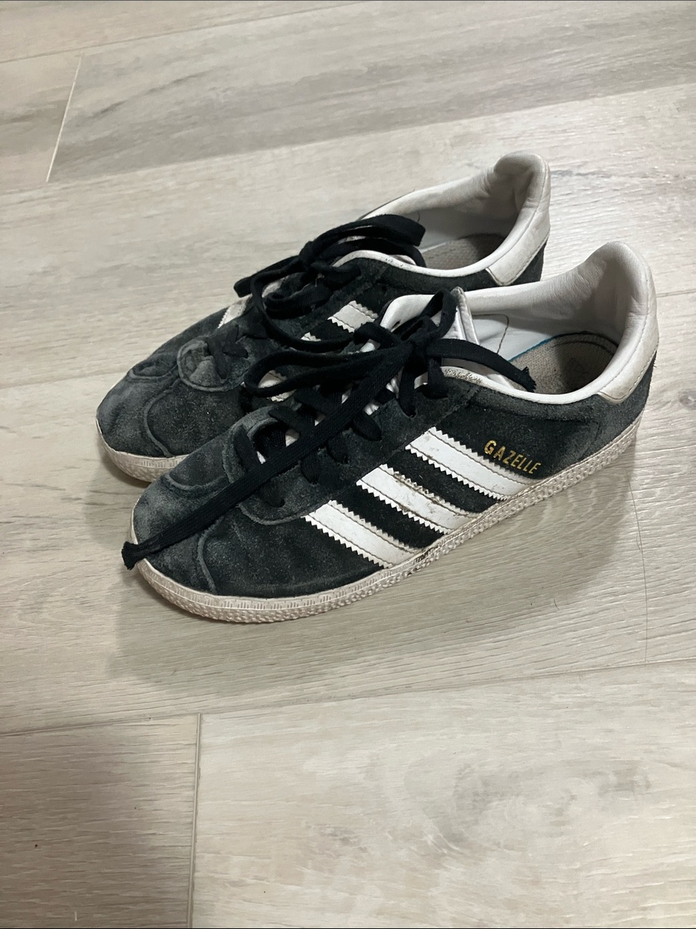 Adidas , big Kids size 2 , eu 33.5 Gazelle Sneakers